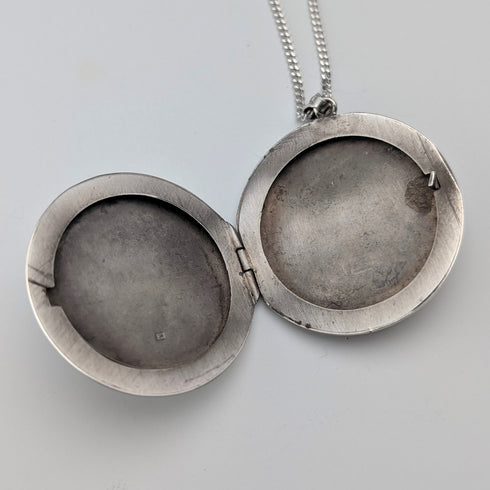 1972 British Vintage Sterling Silver Round Locket Pendant with Sterling Silver Necklace, 11.5g in total, Exquisite Jewellery